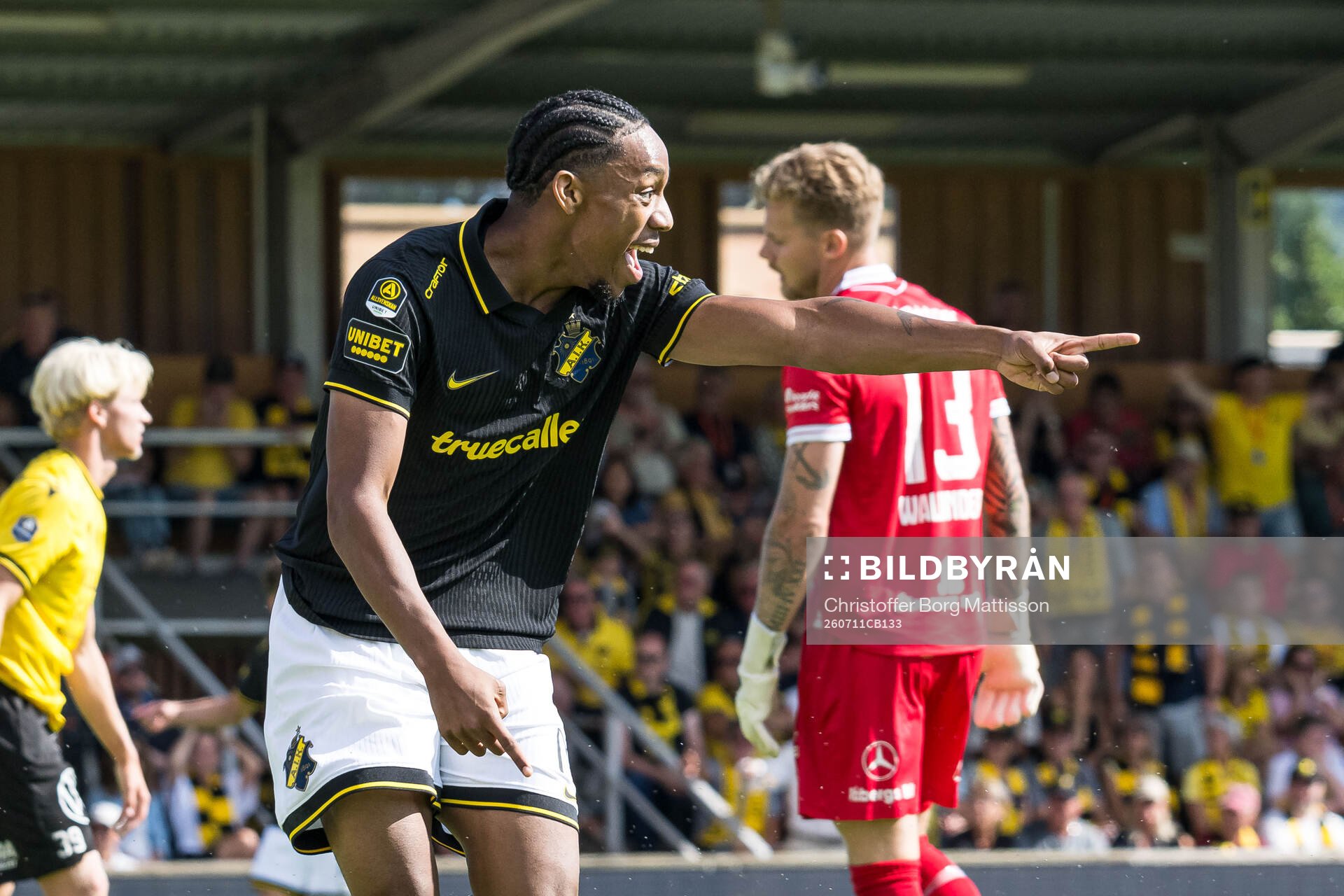 AIKs Adrian Helm jublar