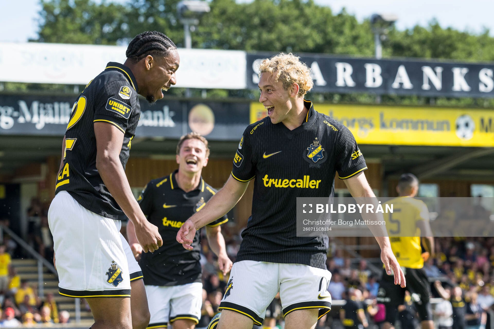AIKs Adrian Helm och Victor Goncalves Andersson jublar