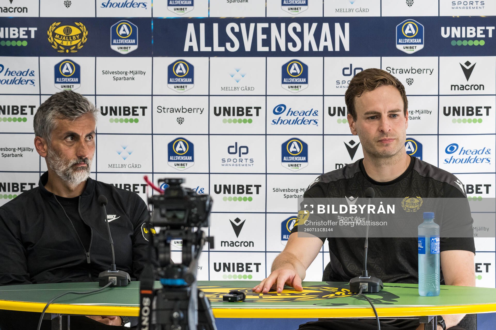 AIKs tränare José Riveiro och Mjällbys tränare Karl