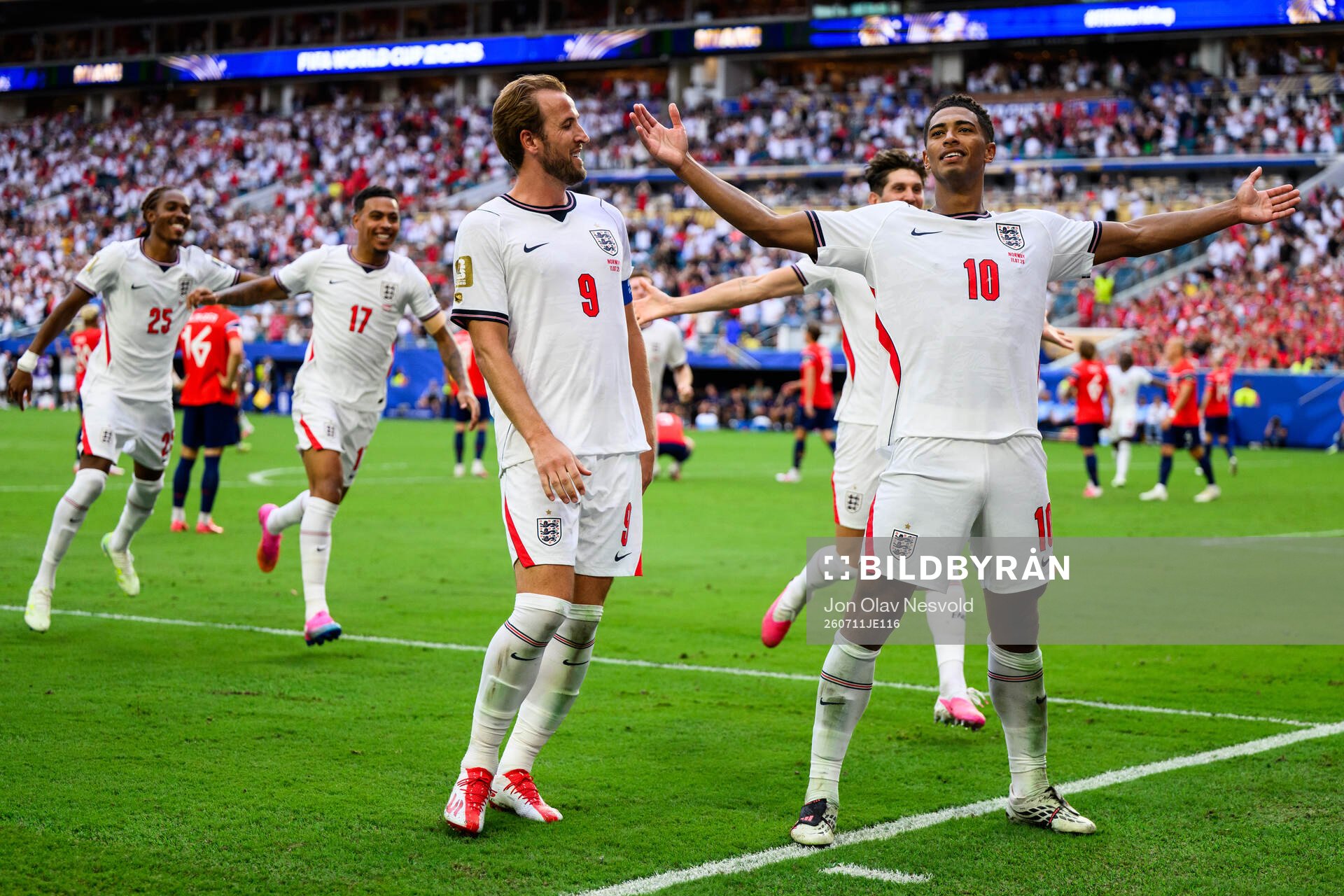 Jude Bellingham of England celebrate with teammates