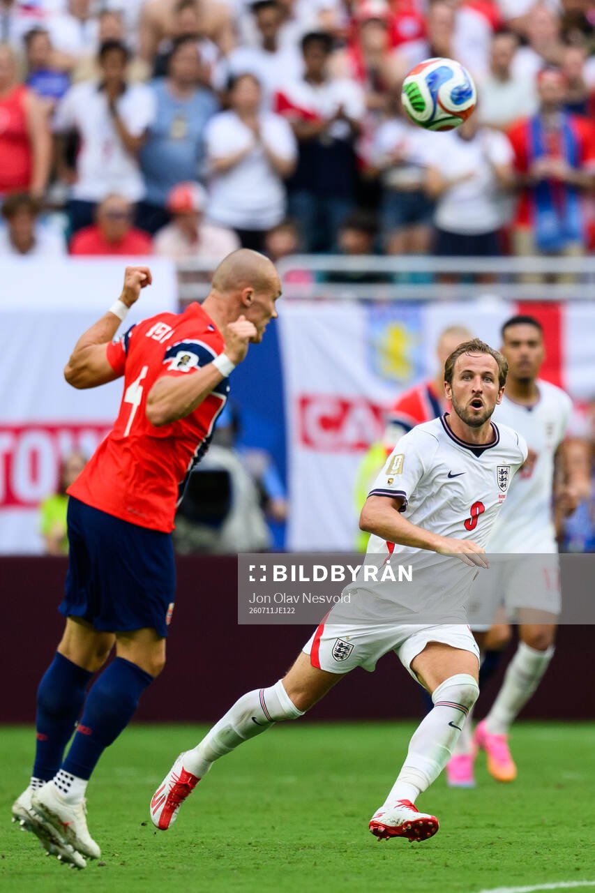 Leo Østigård of Norway and Harry Kane of England