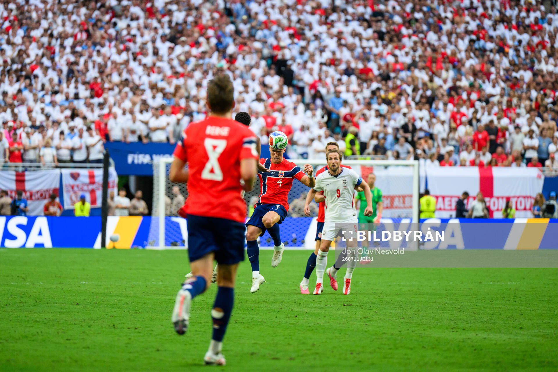 Leo Østigård of Norway and Harry Kane of England