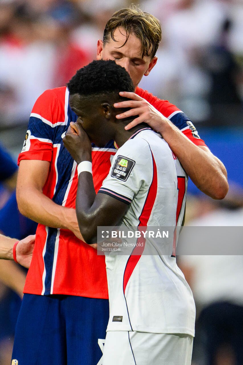 Sander Berge of Norway and Bukayo Saka of England