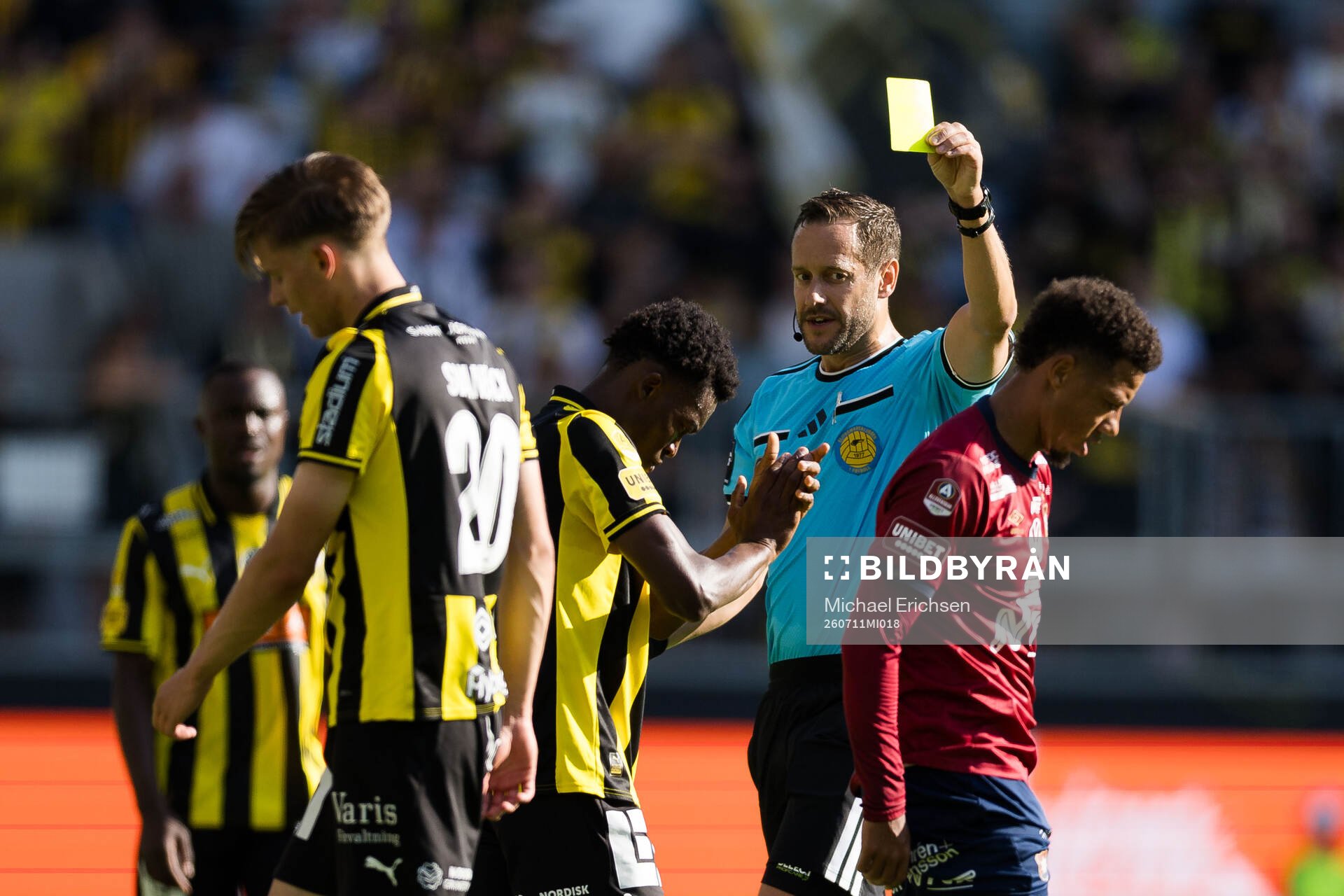 Örgrytes Tobias Sana får ett gult kort