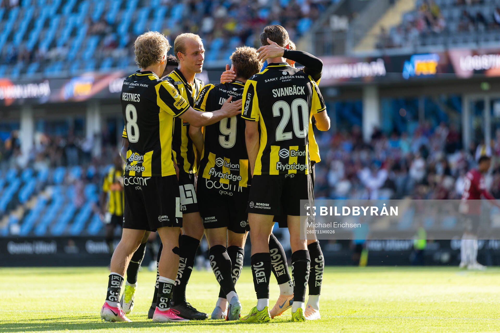 Häckens Adrian Svanbäck jublar med lagkamrater