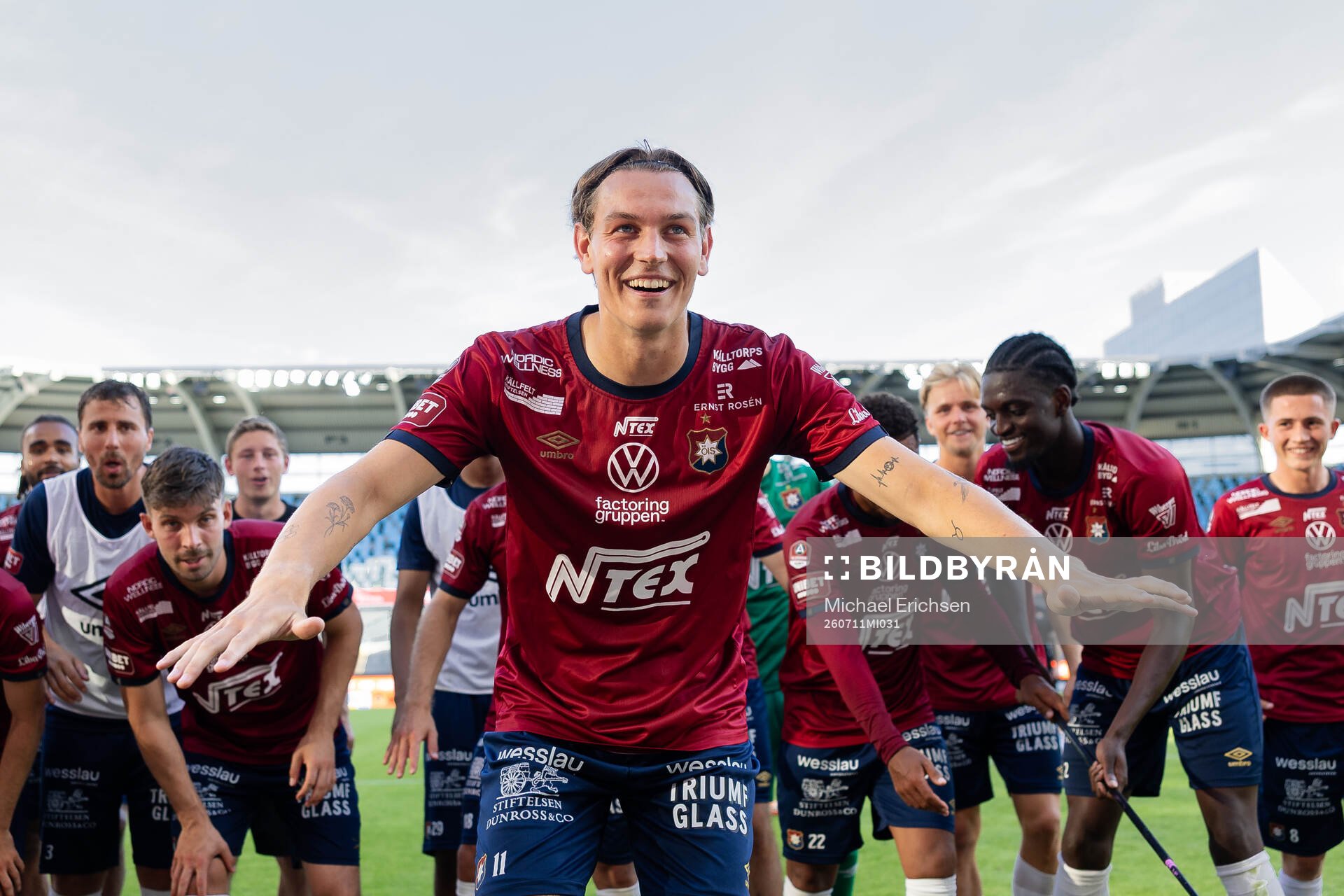 Örgrytes Noah Christoffersson jublar framför klacken