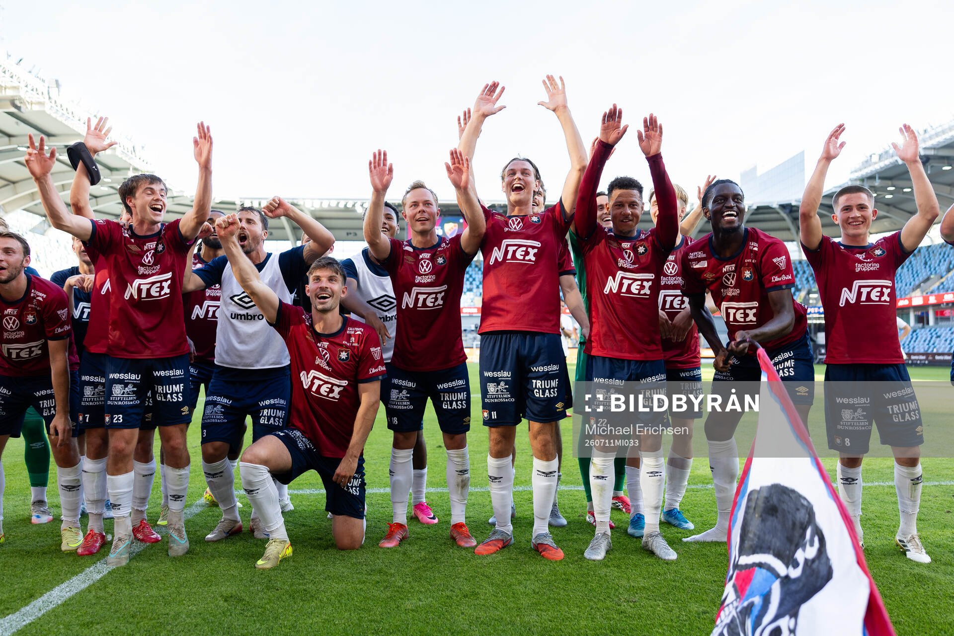 Örgrytes spelare jublar framför klacken