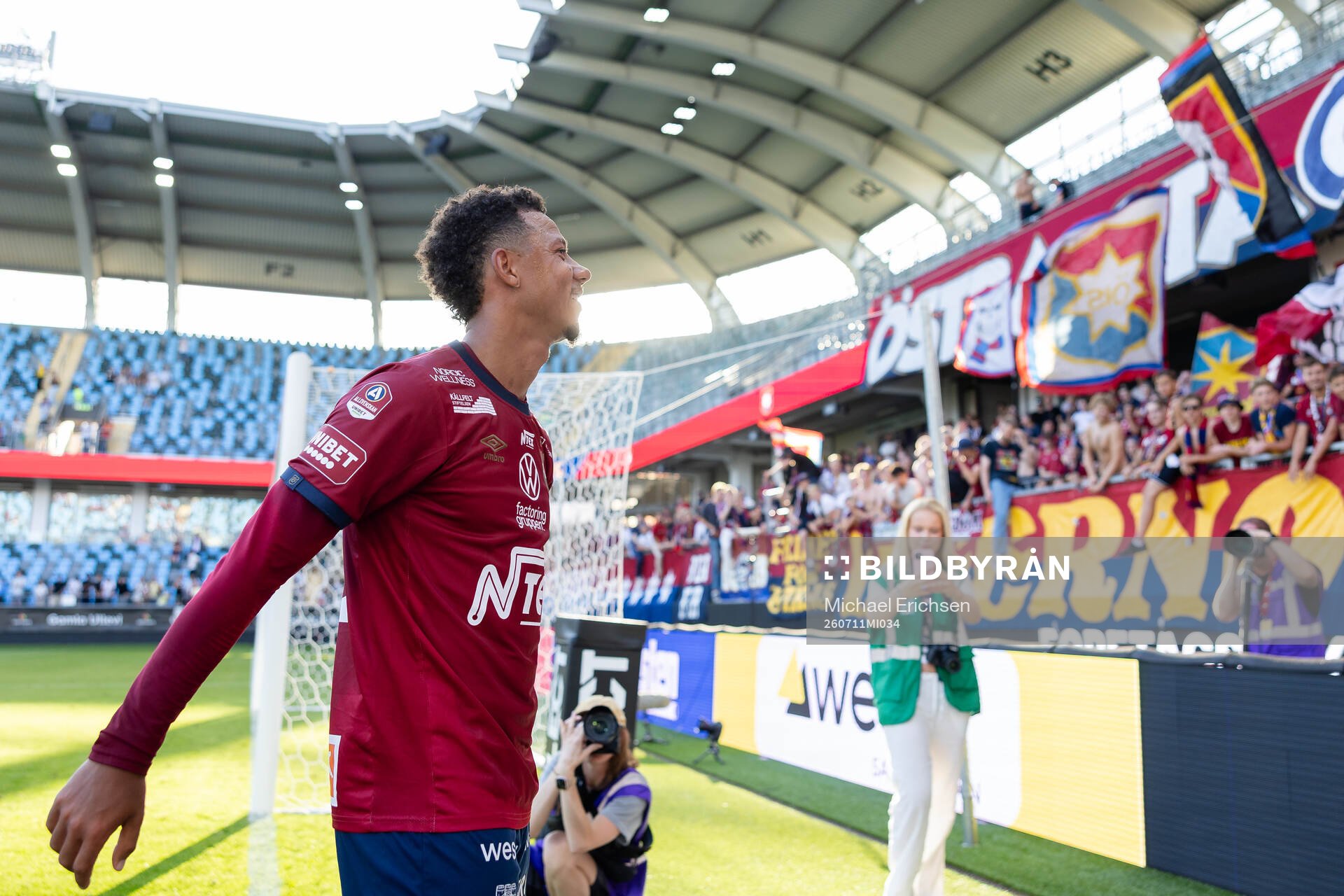 Örgrytes klack sjunger för Tobias Sana