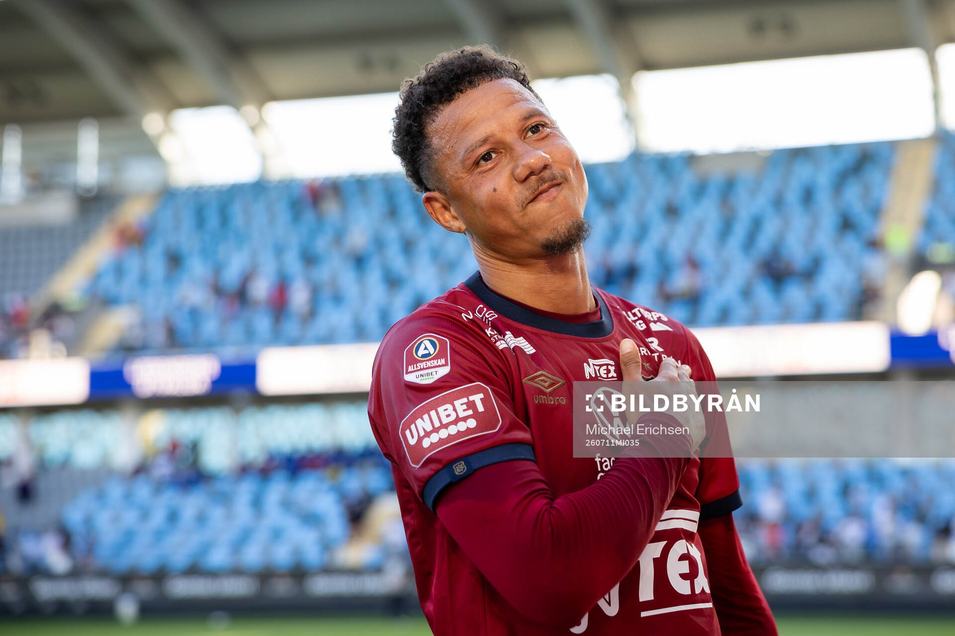 Örgrytes klack sjunger för Tobias Sana
