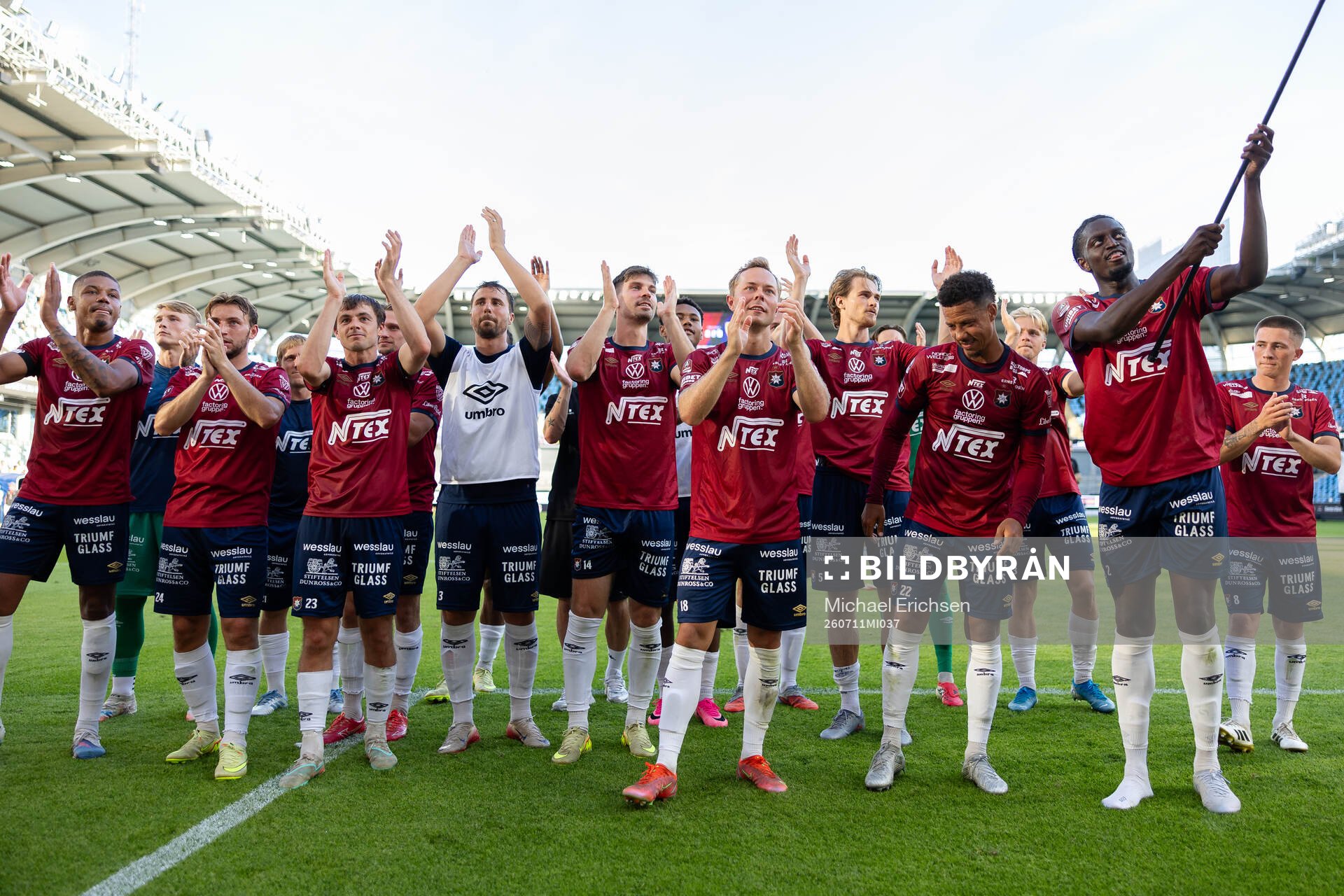 Örgrytes spelare jublar framför klacken