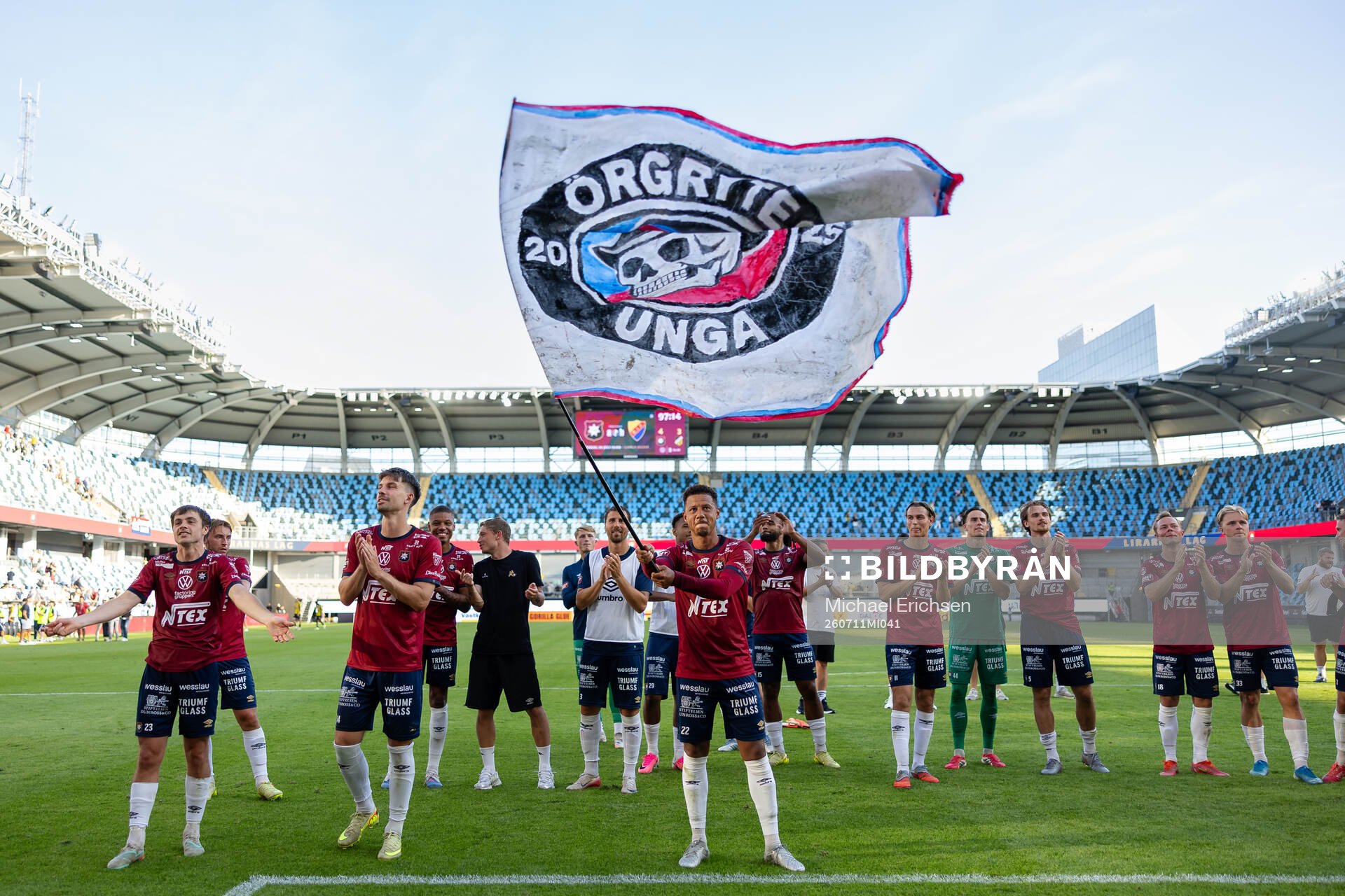 Örgrytes Tobias Sana med en flagga