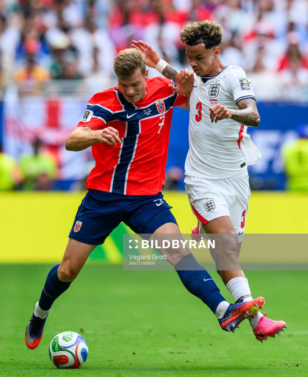 Alexander Sørloth of Norway and Nico O'Reilly of England