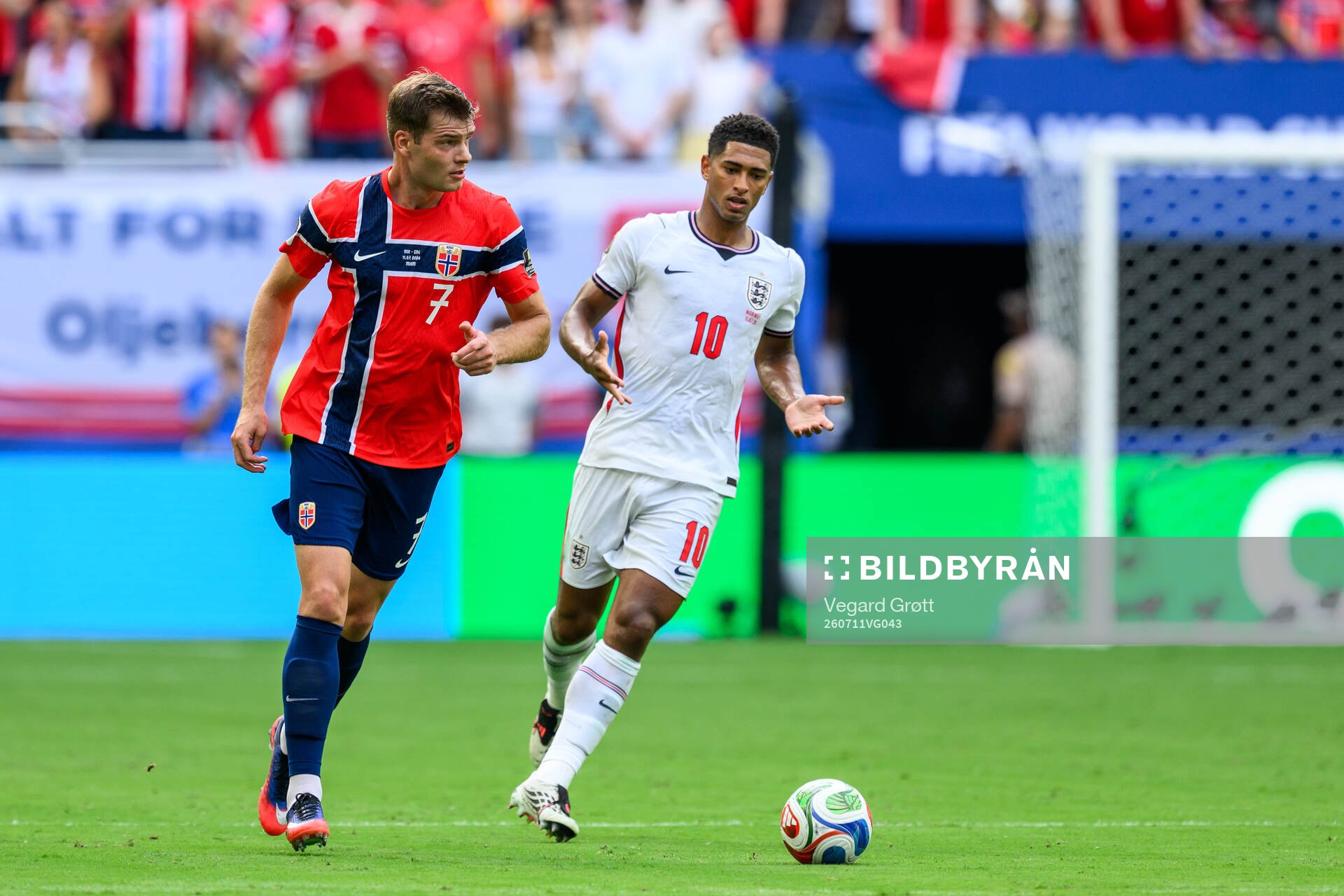 Alexander Sørloth of Norway and Jude Bellingham of England