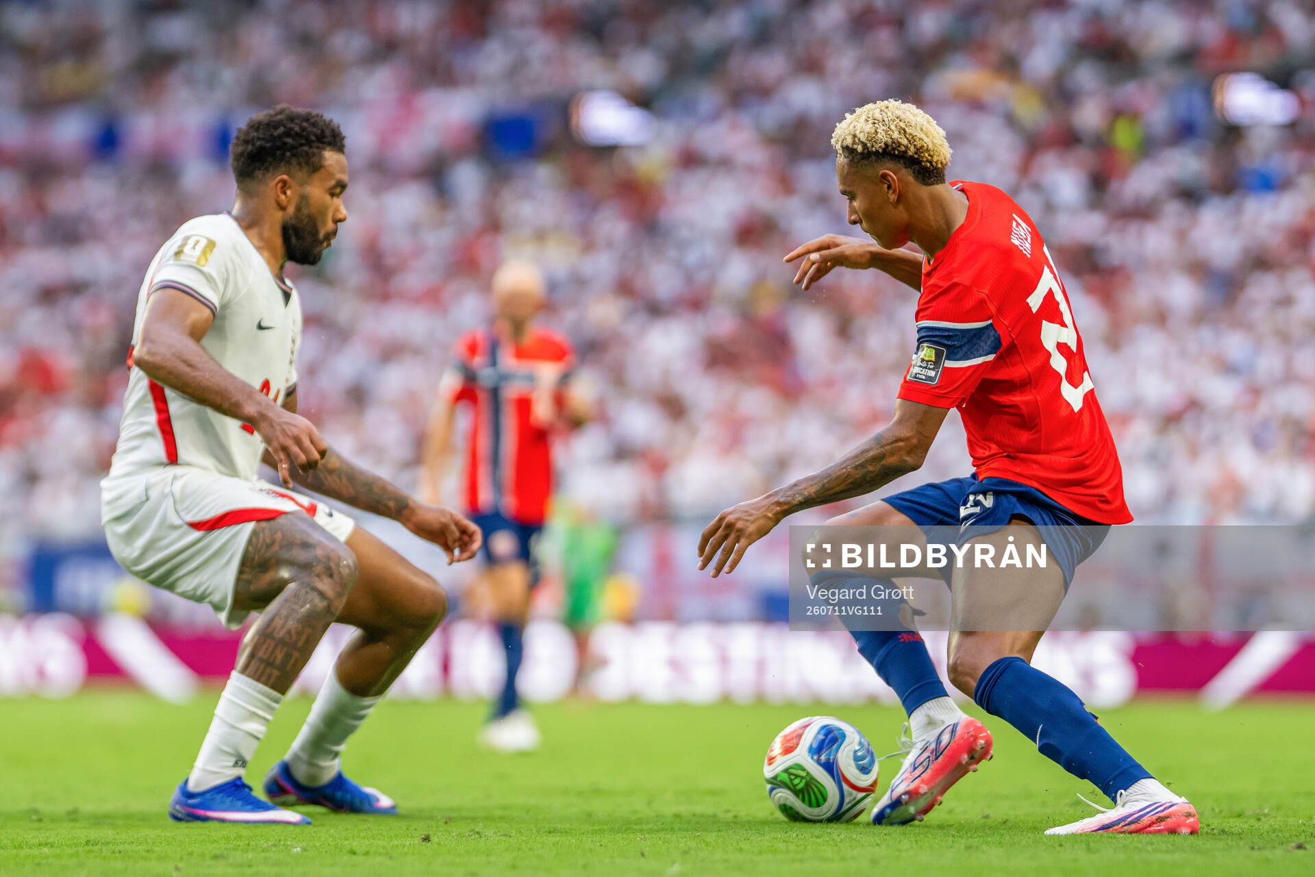 Reece James of England and Antonio Nusa of Norway