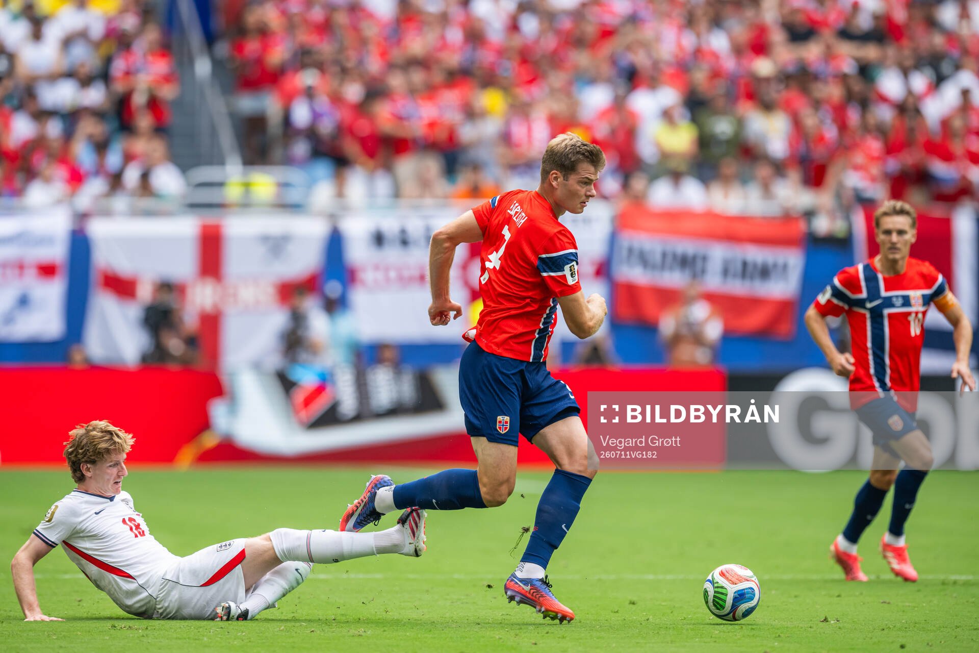Anthony Gordon of England and Alexander Sørloth of Norway