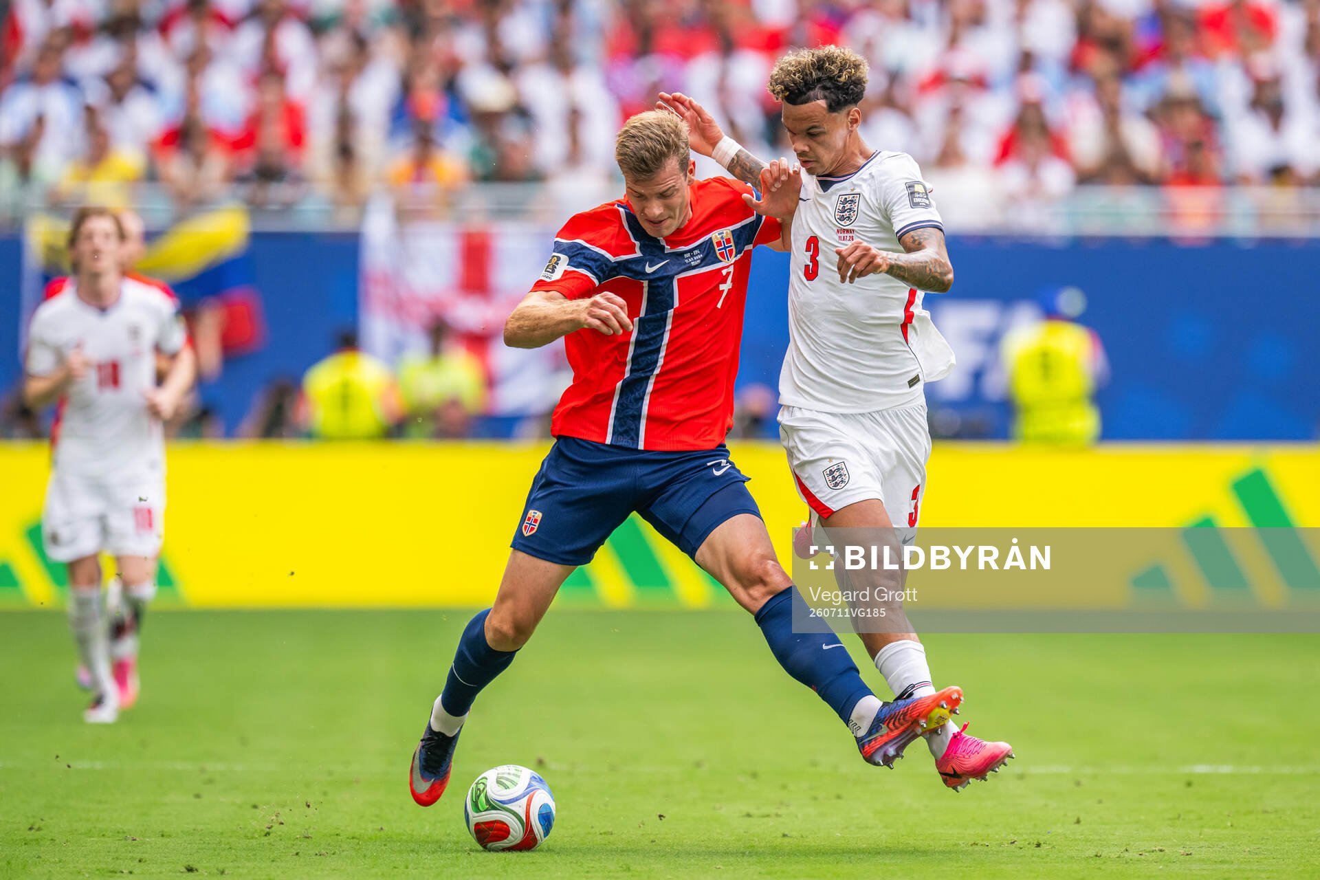 Alexander Sørloth of Norway and Nico O'Reilly of England