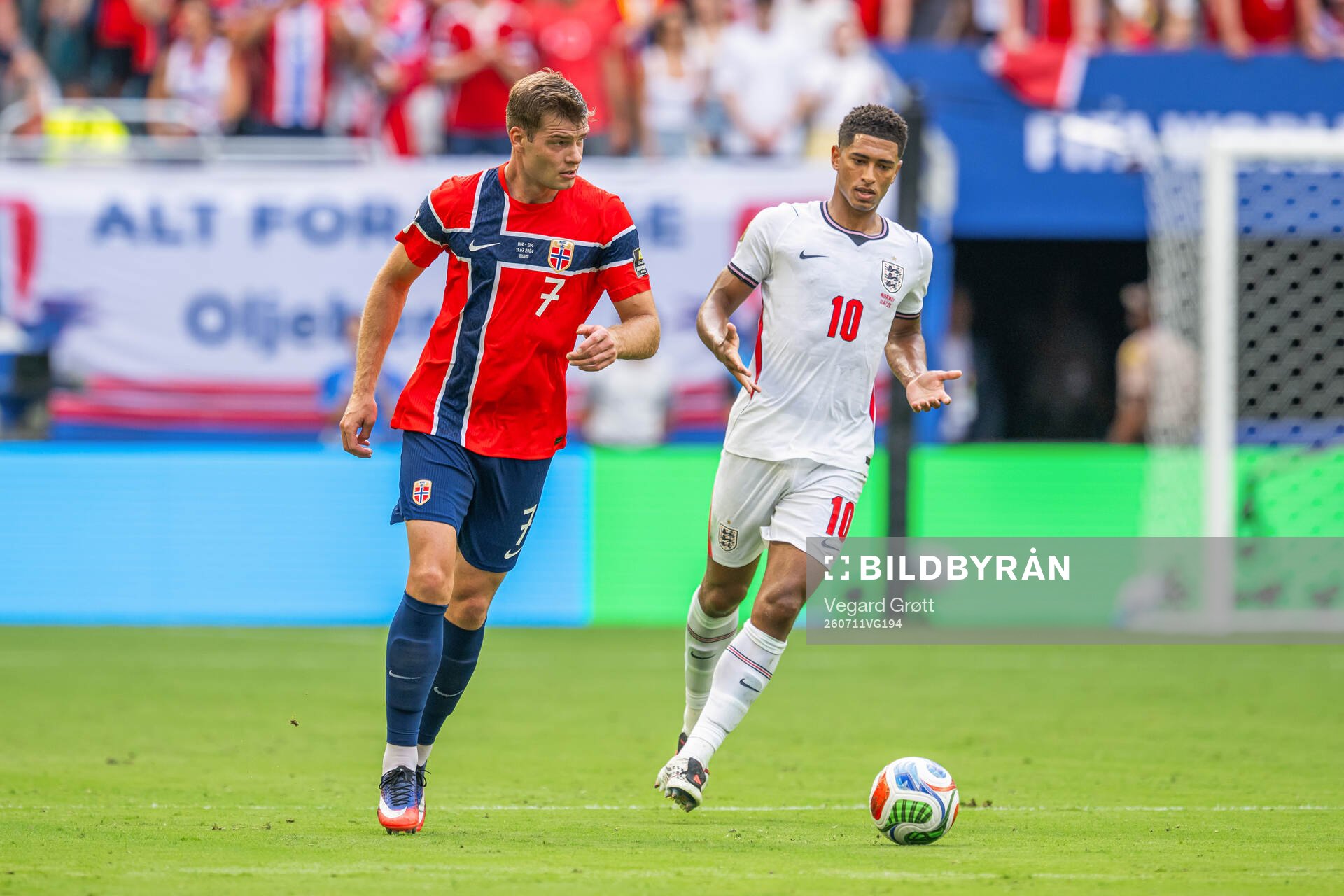 Alexander Sørloth of Norway and Jude Bellingham of England