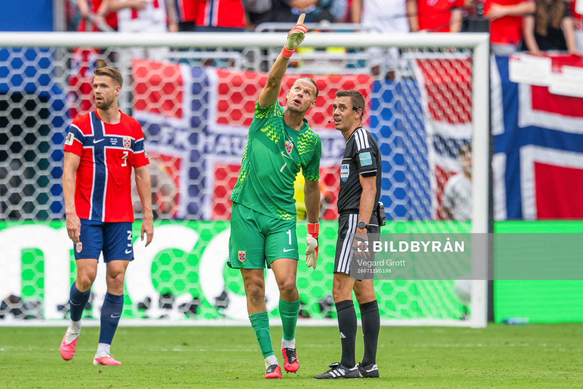 Goalkeeper Ørjan Håskjold Nyland of Norway talks to