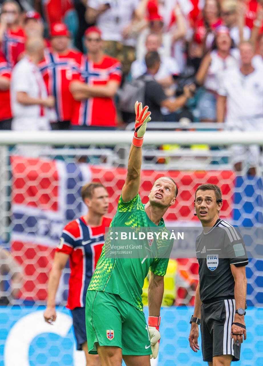 Goalkeeper Ørjan Håskjold Nyland of Norway talks to