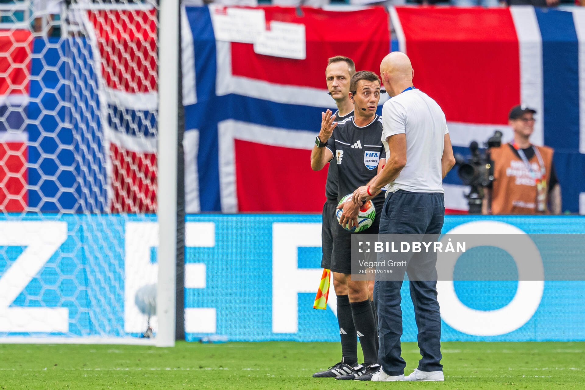 Head coach Ståle Solbakken of Norway talks to referee
