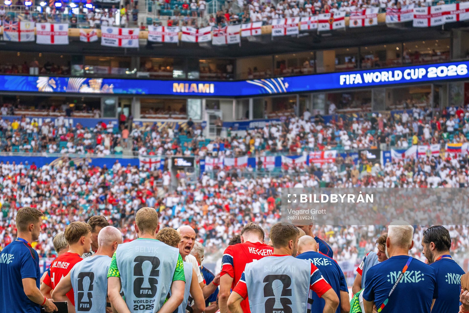 Head coach Ståle Solbakken of Norway talks to players and