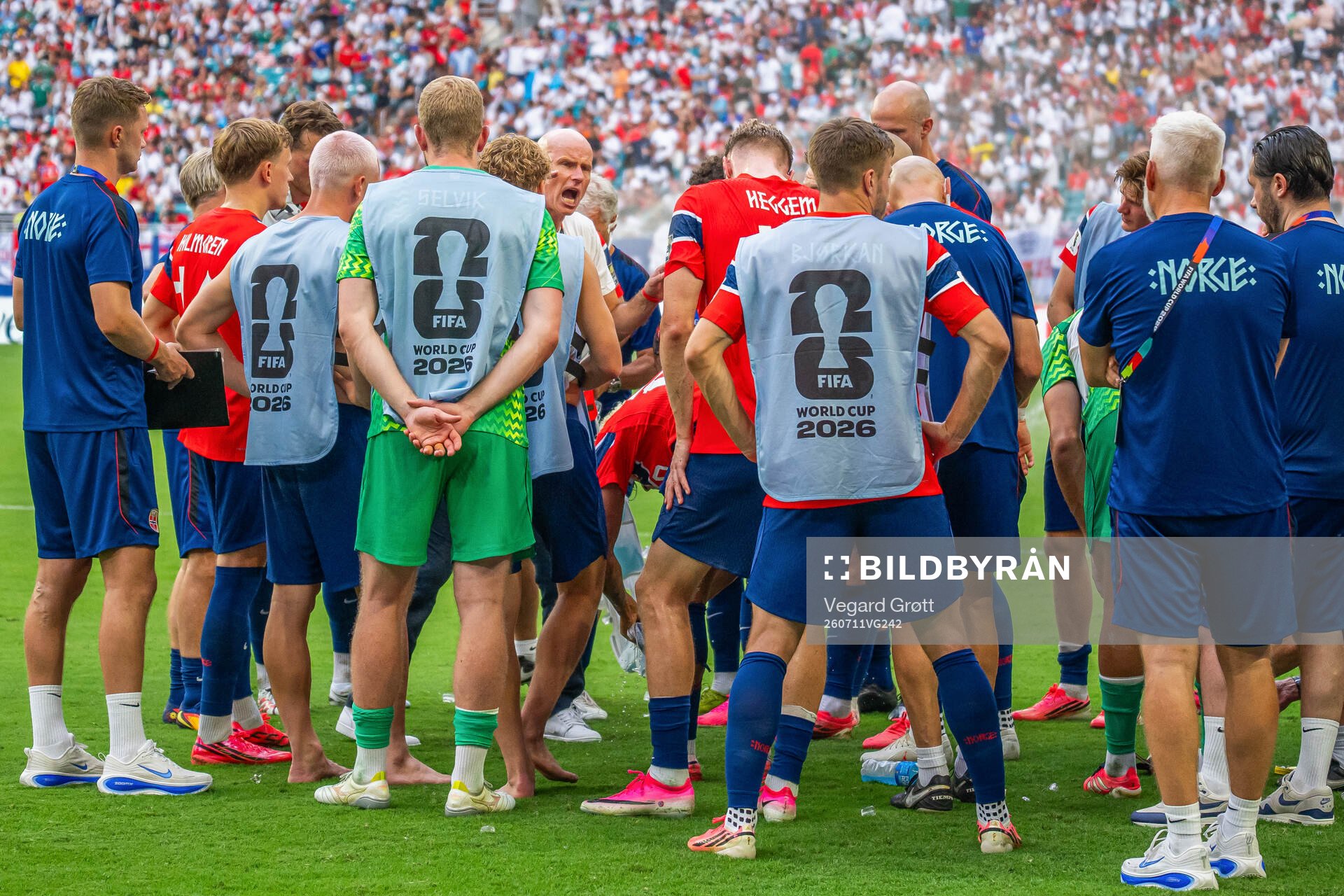 Head coach Ståle Solbakken of Norway talks to players and