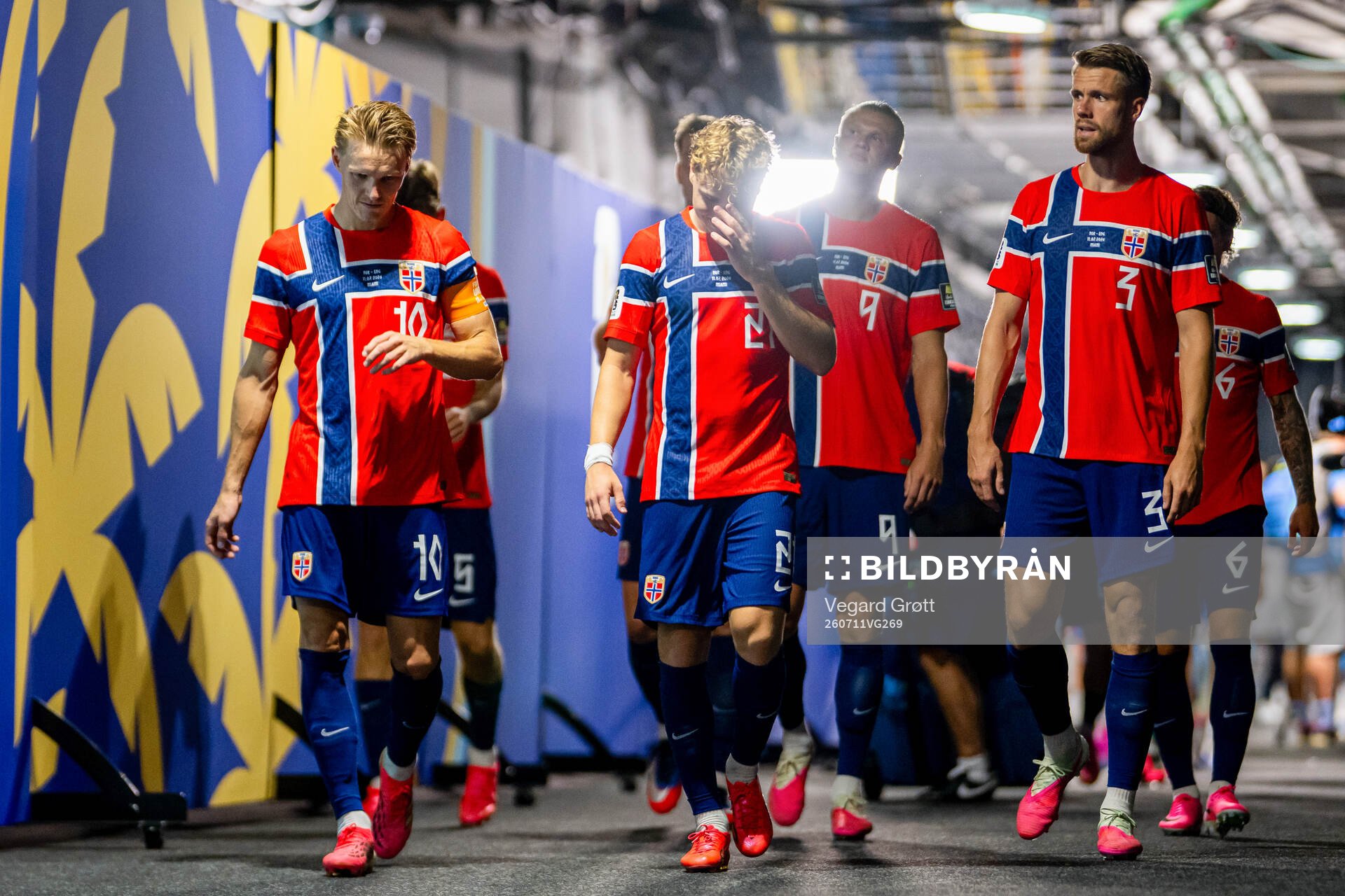 Martin Ødegaard and players of Norway at half-time