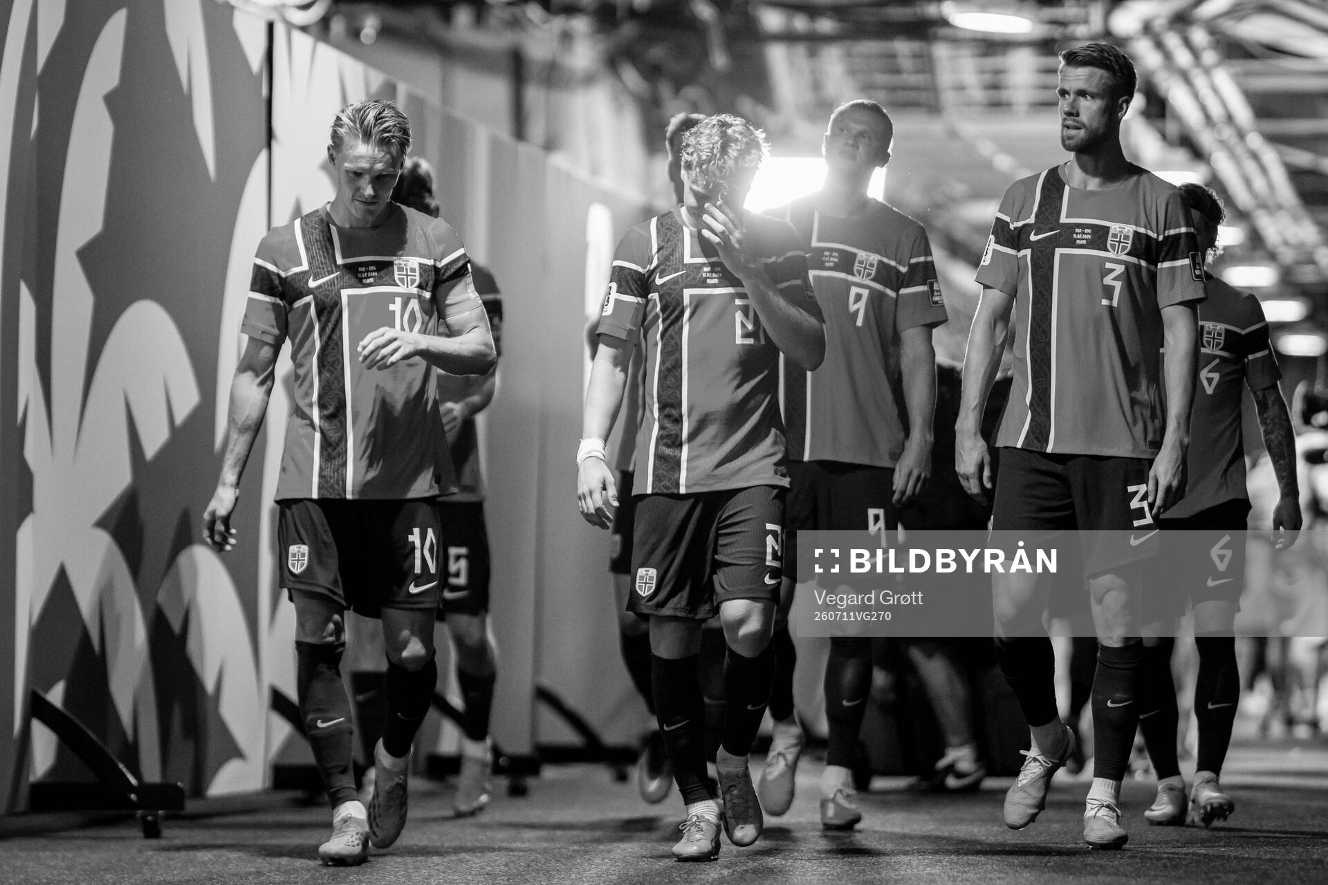 Martin Ødegaard and players of Norway at half-time