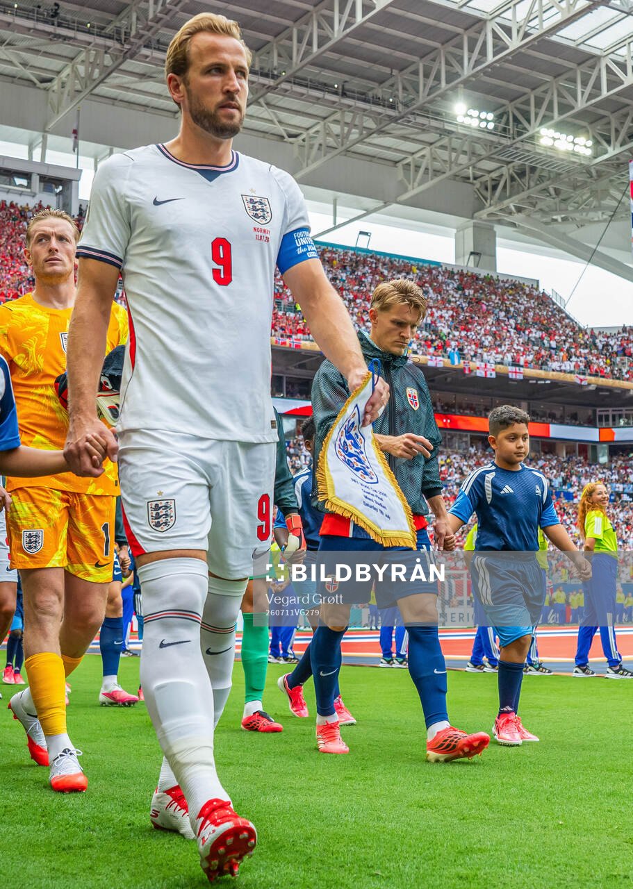 Harry Kane of England and Martin Ødegaard of Norway enter