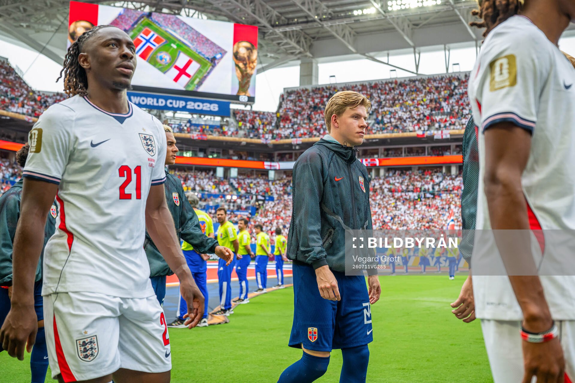 Eberechi Eze of England and Jens Petter Hauge of Norway