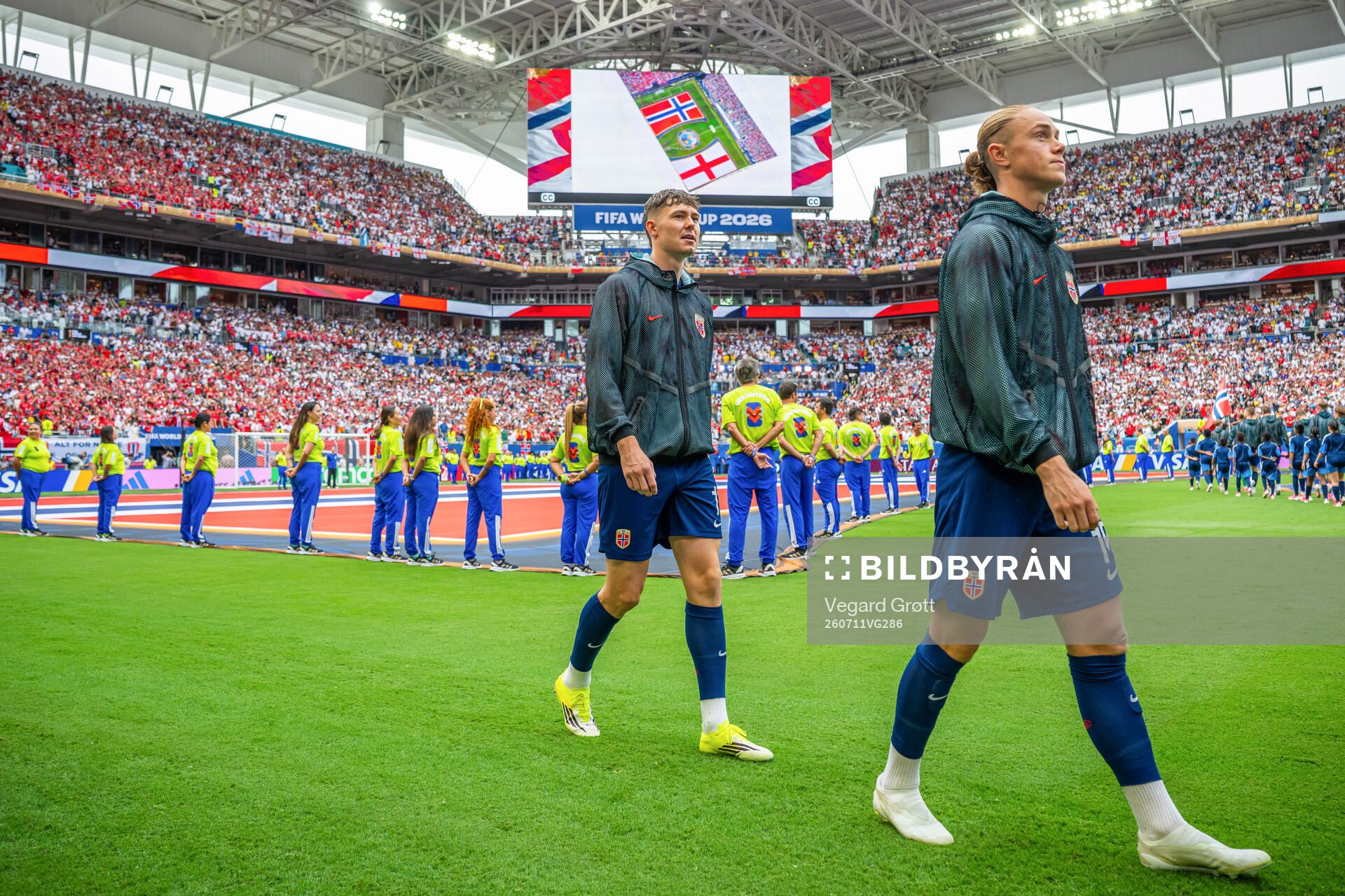 Jørgen Strand Larsen and Thelo Aasgaard of Norway enter