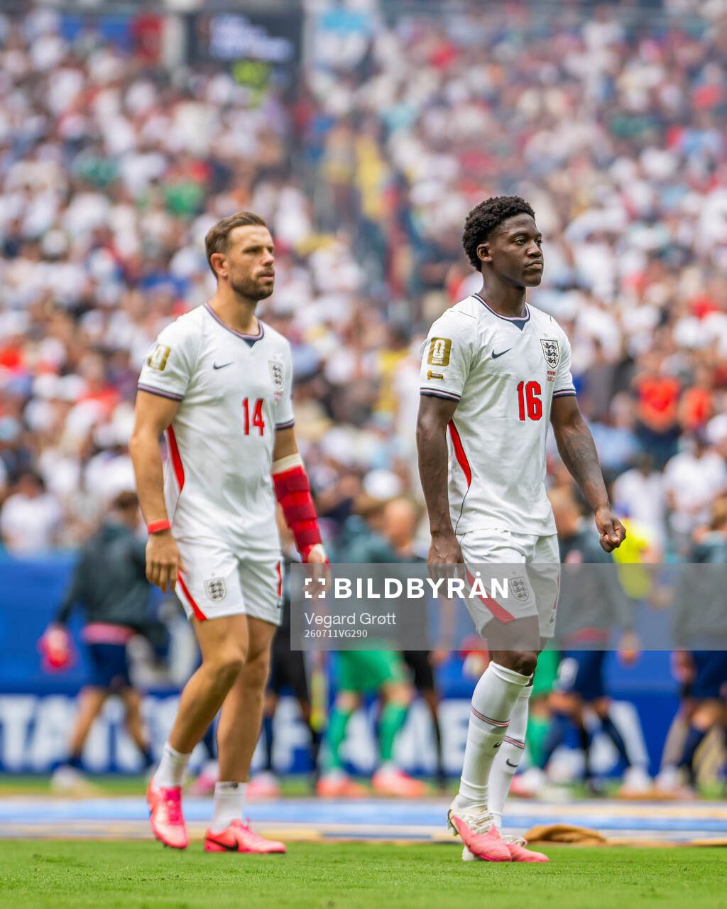 Jordan Henderson and Kobbie Mainoo of England