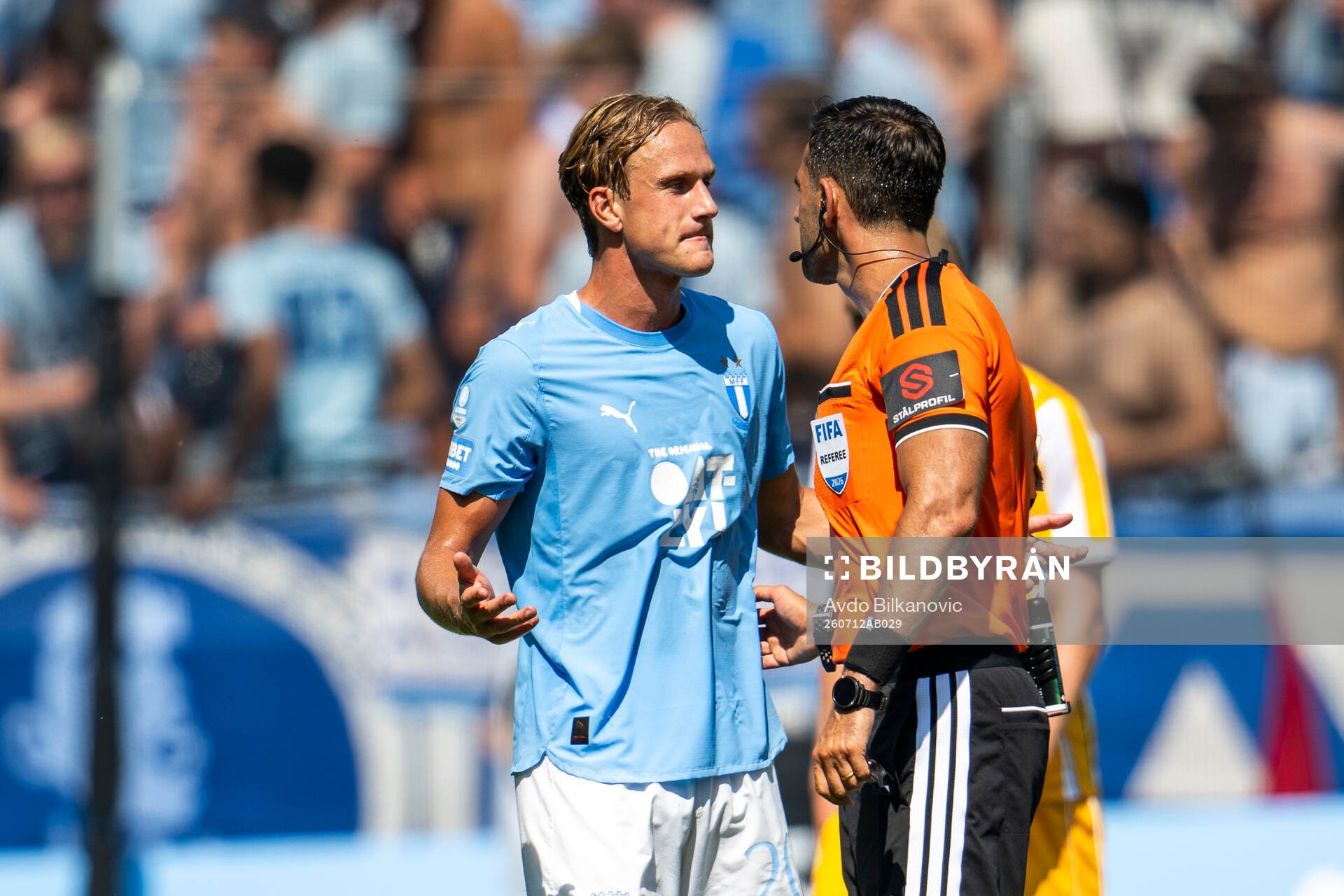 Malmö FFs Erik Botheim och Domare Granit Maqedonci