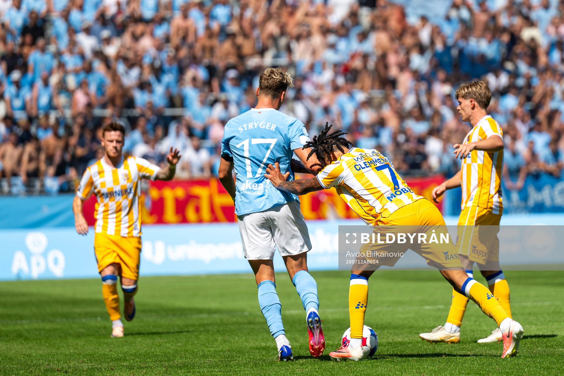 IFK Göteborgs Sebastian Clemmensen tryckt bort Malmö FFs