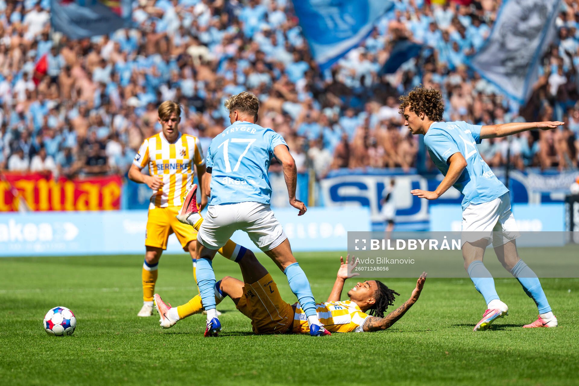Malmö FFs Jens Stryger Larsen mot IFK Göteborgs Sebastian