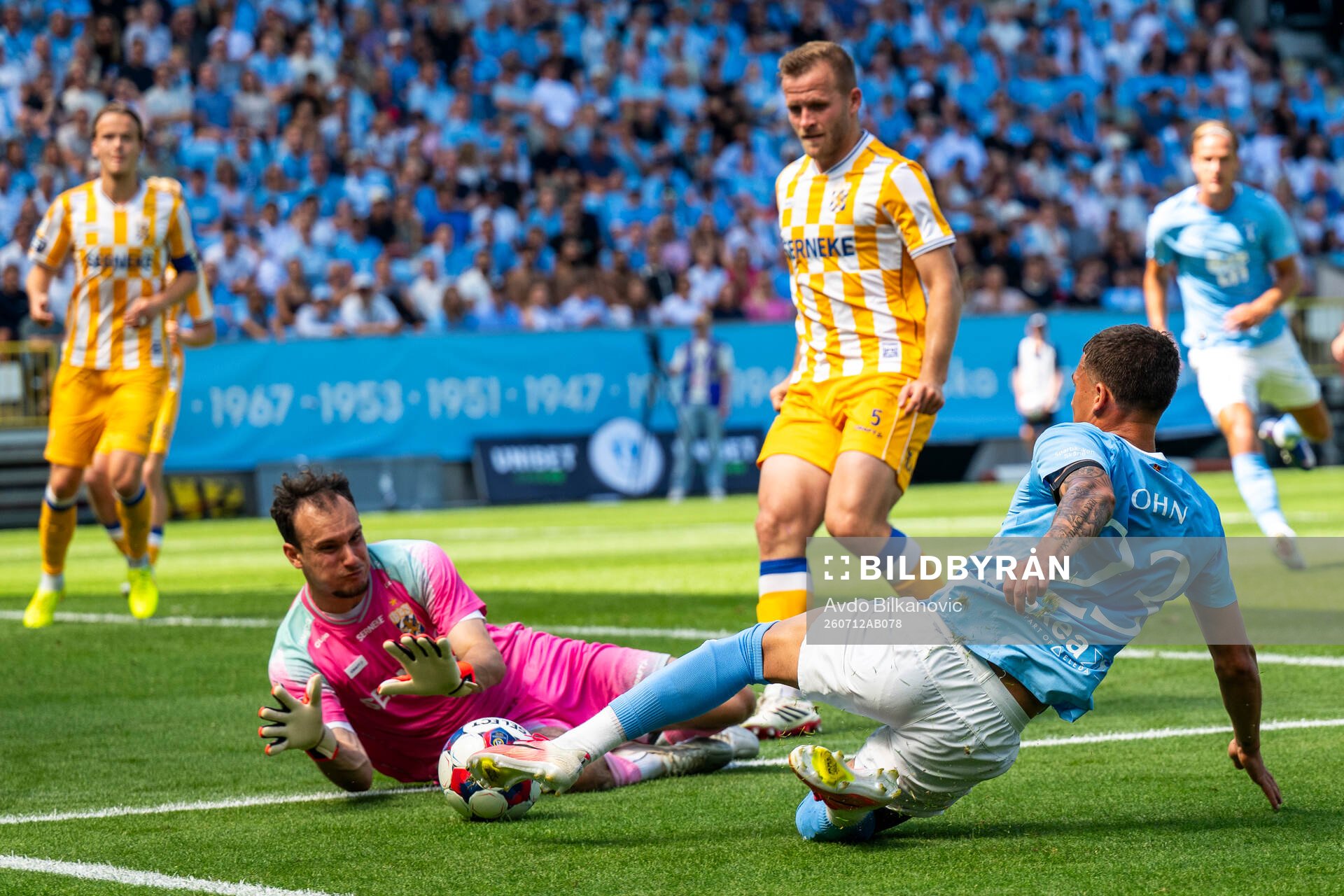 Malmö FFs Noah Åstrand John mot IFK Göteborgs målvakt