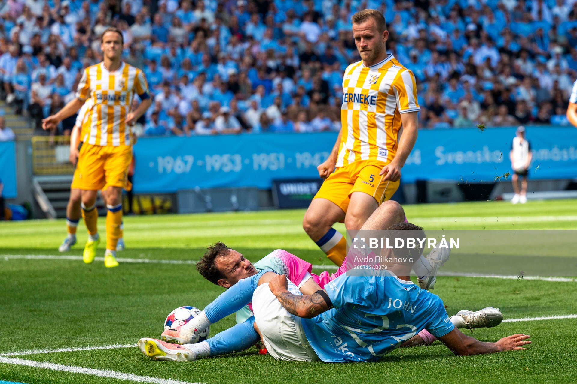 Malmö FFs Noah Åstrand John mot IFK Göteborgs målvakt