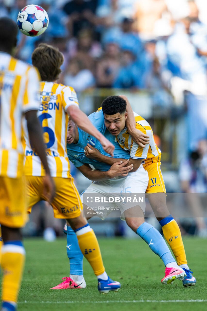 Malmö FFs Anton Höög brottas med IFK Göteborgs
