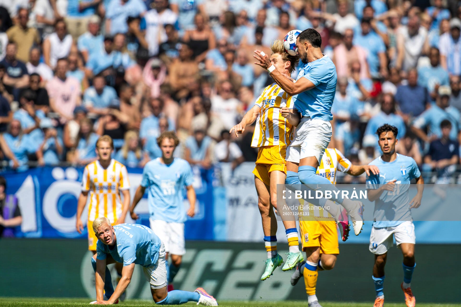 Malmö FFs Andrej Djuric i nickduell mot IFK Göteborgs Max