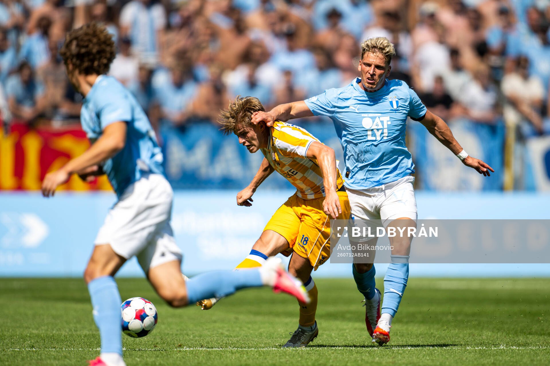 Malmö FFs Jens Stryger Larsen trycker ner IFK Göteborgs