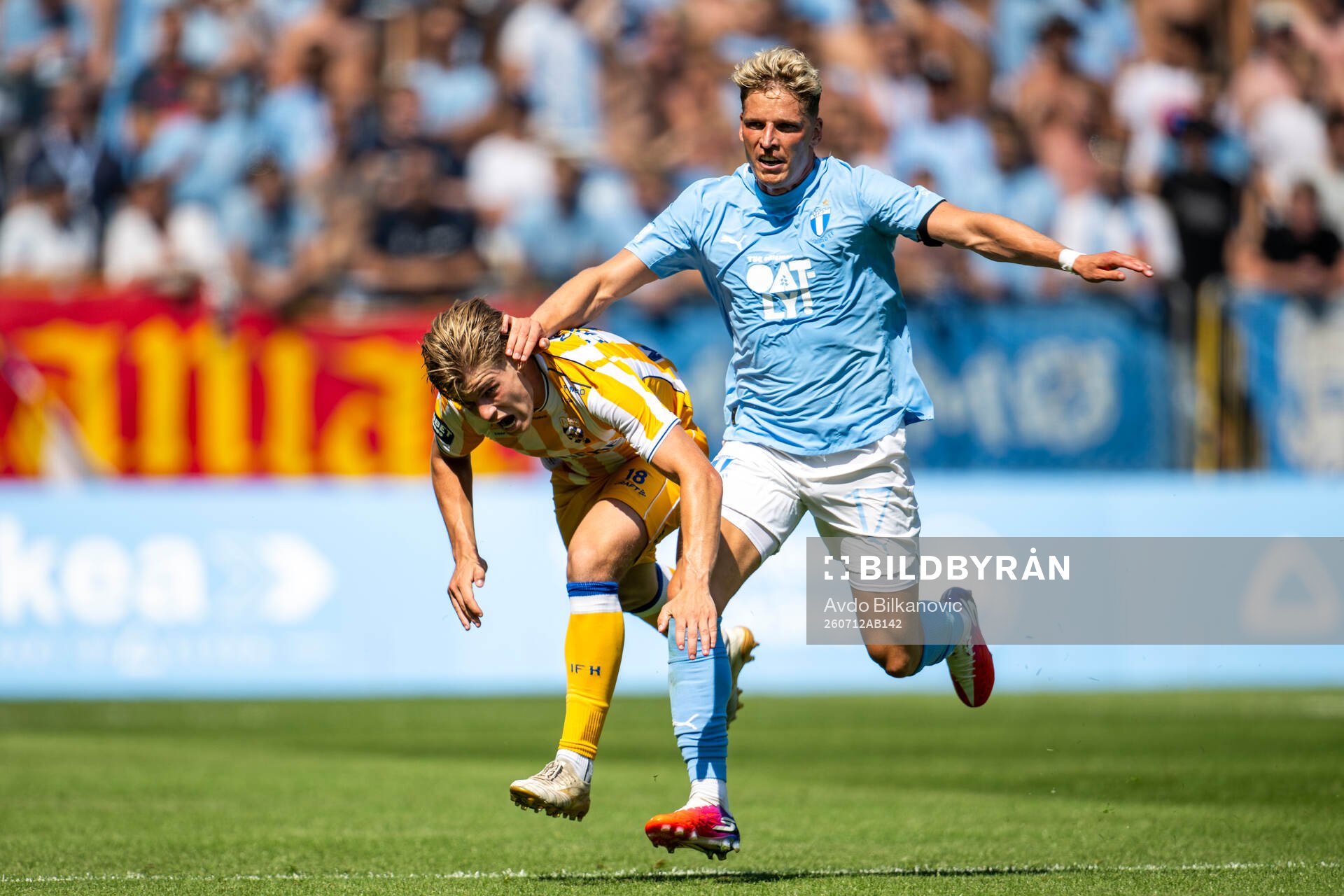 Malmö FFs Jens Stryger Larsen trycker ner IFK Göteborgs