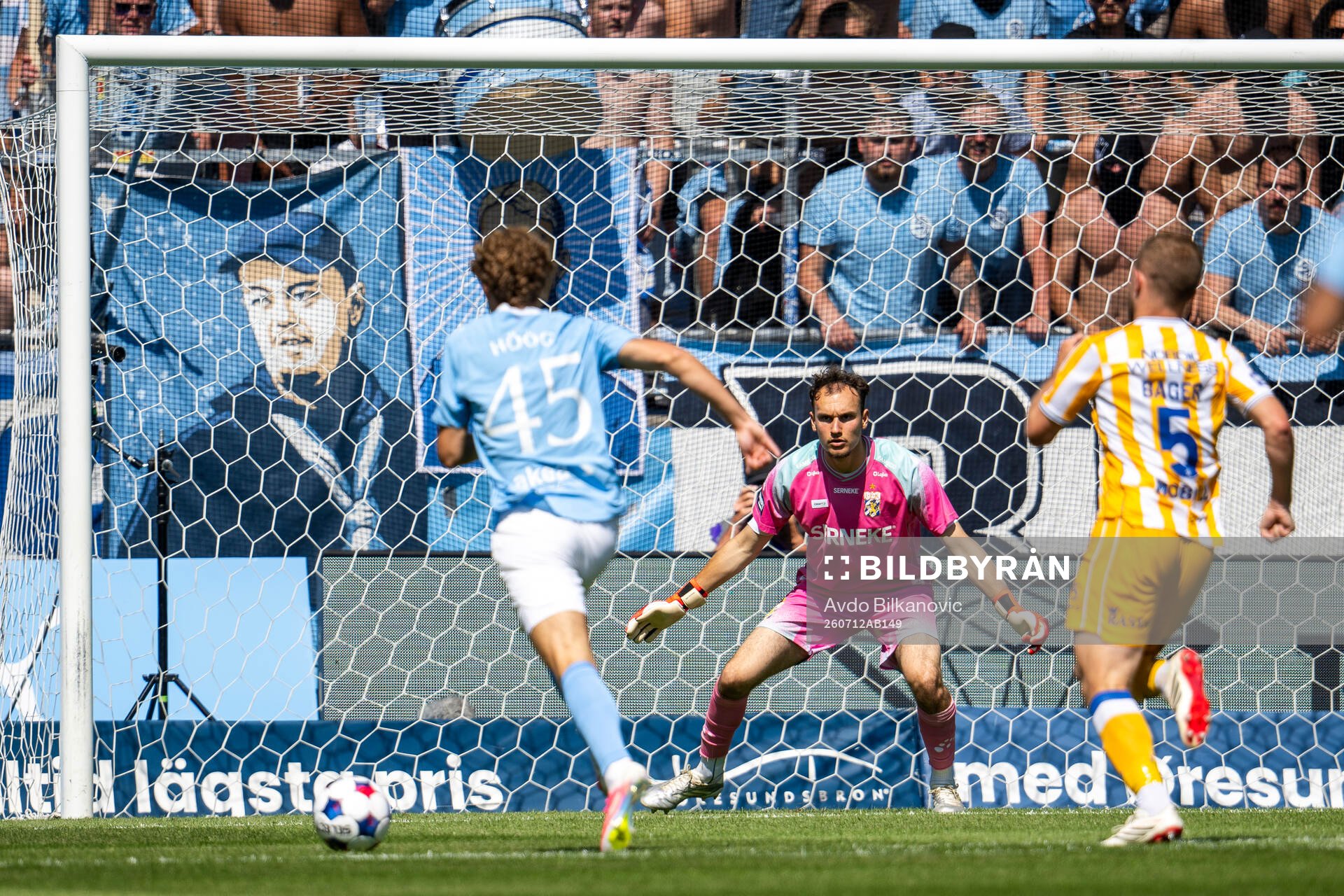 Malmö FFs Anton Höög mot IFK Göteborgs målvakt Elis