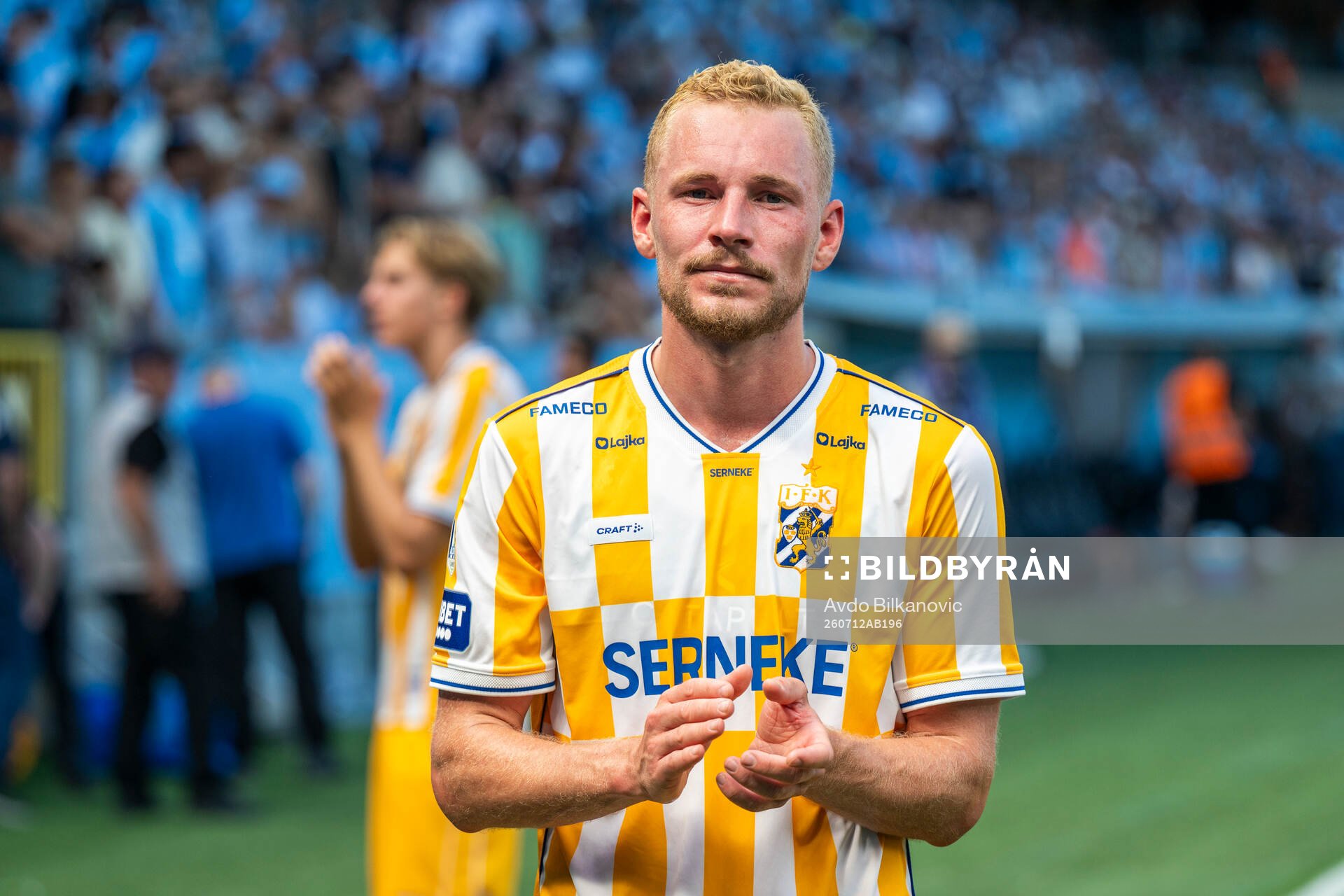 IFK Göteborgs Adam Bergmark Wiberg tackar publiken