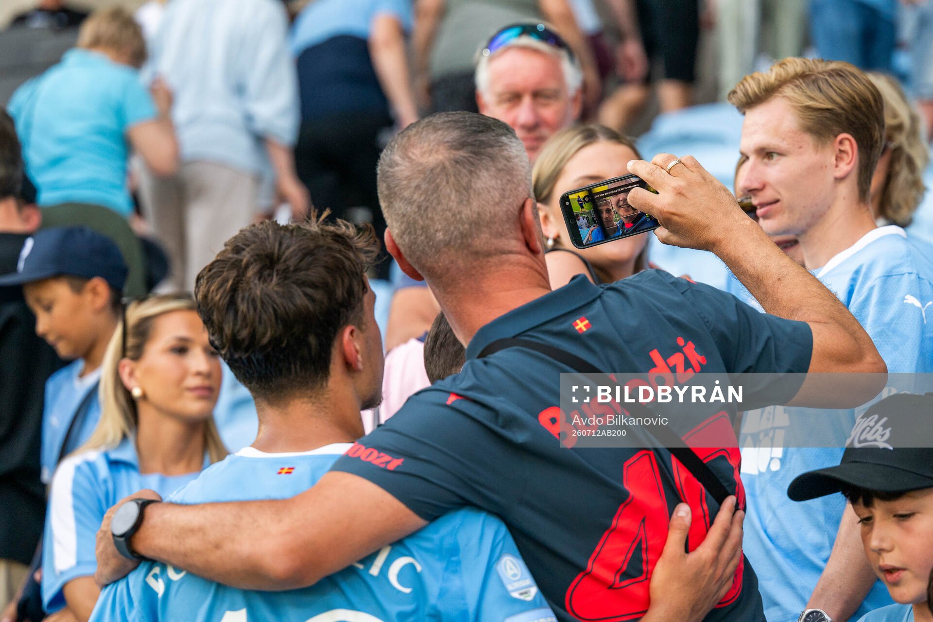 Malmö FFs Kenan Busuladzic tar selfie med publiken