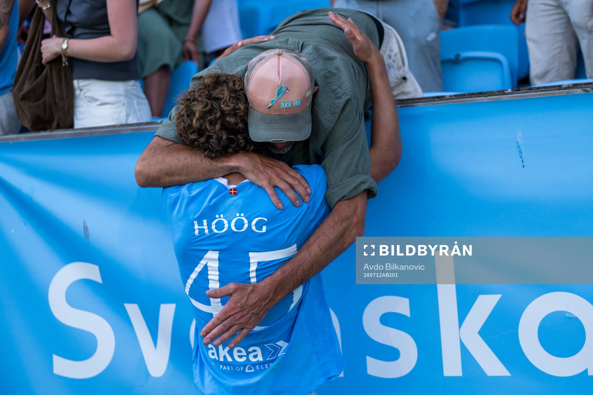 Malmö FFs Anton Höög kramas