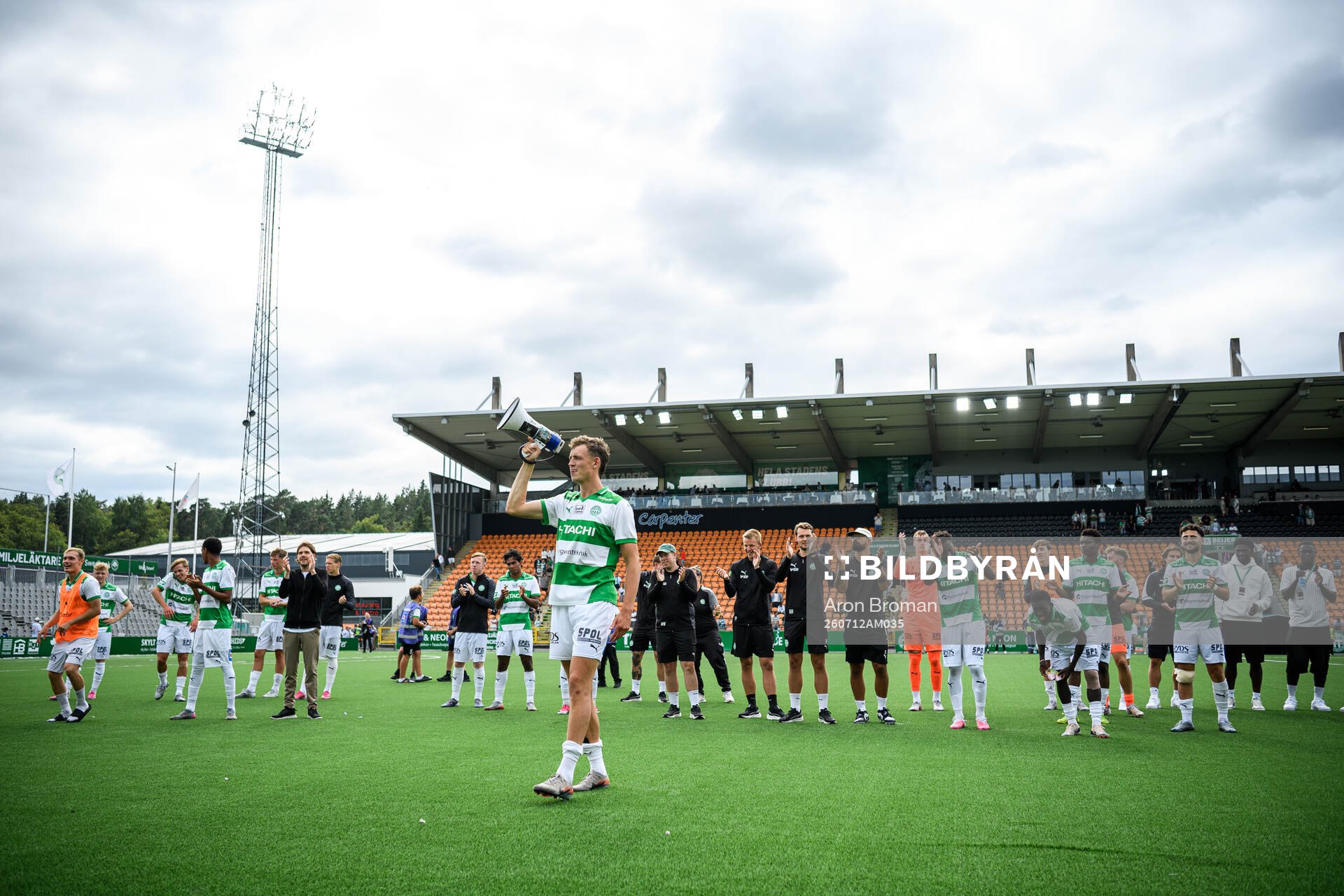 Västerås Mikkel Ladefoged jublar med lagkamrater