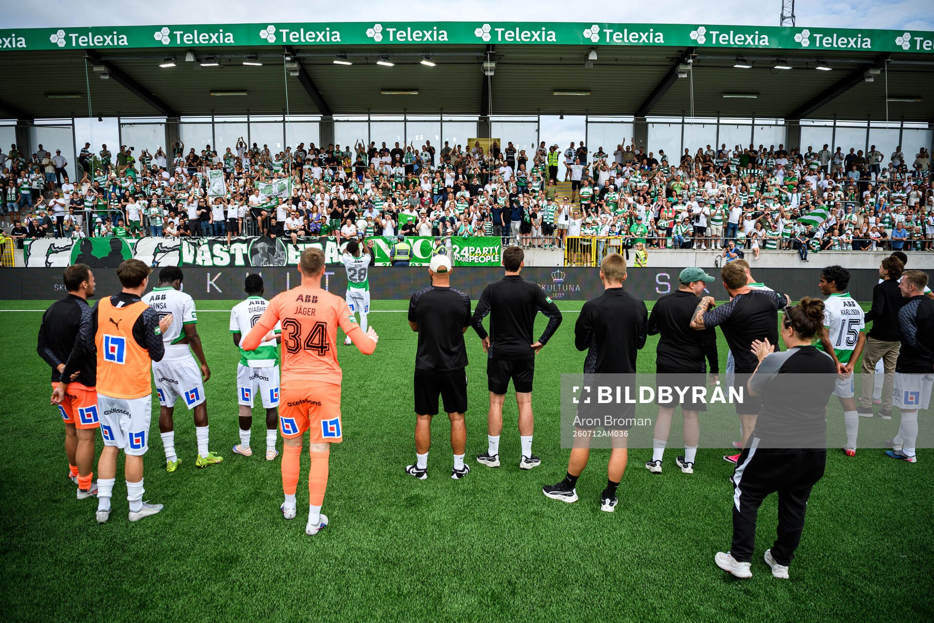 Västerås spelare jublar med supportrar