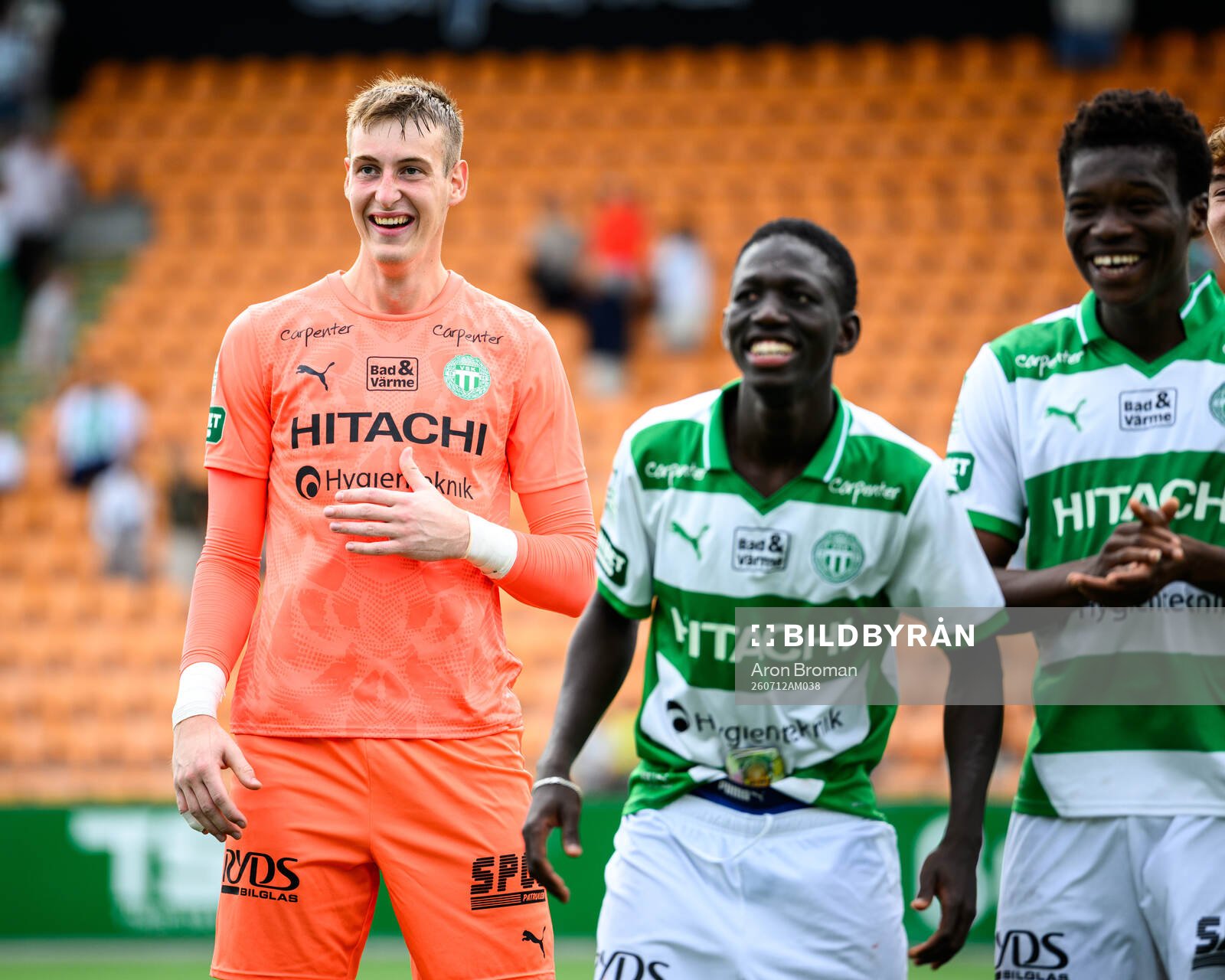 Västerås målvakt Elis Jäger jublar med lagkamrater