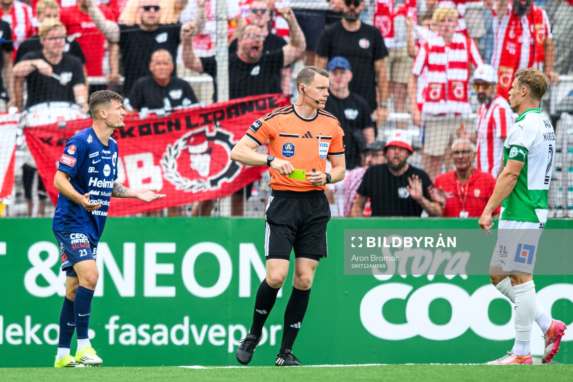 Degerfors Robin Dzabic tilldelas gult kort av Domare Oscar