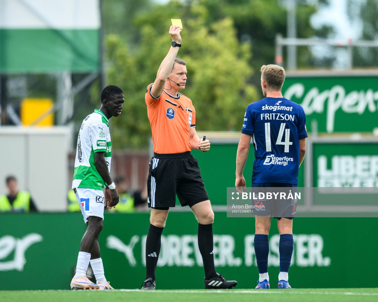 Degerfors Ludvig Fritzson får gult kort av Domare Oscar